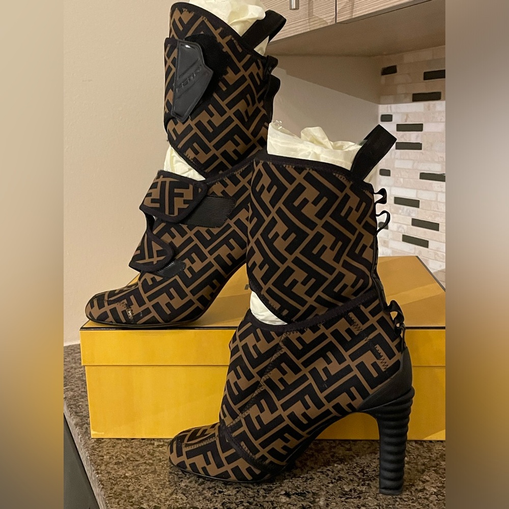 Signature Fendi Tronchetto boots Size 40